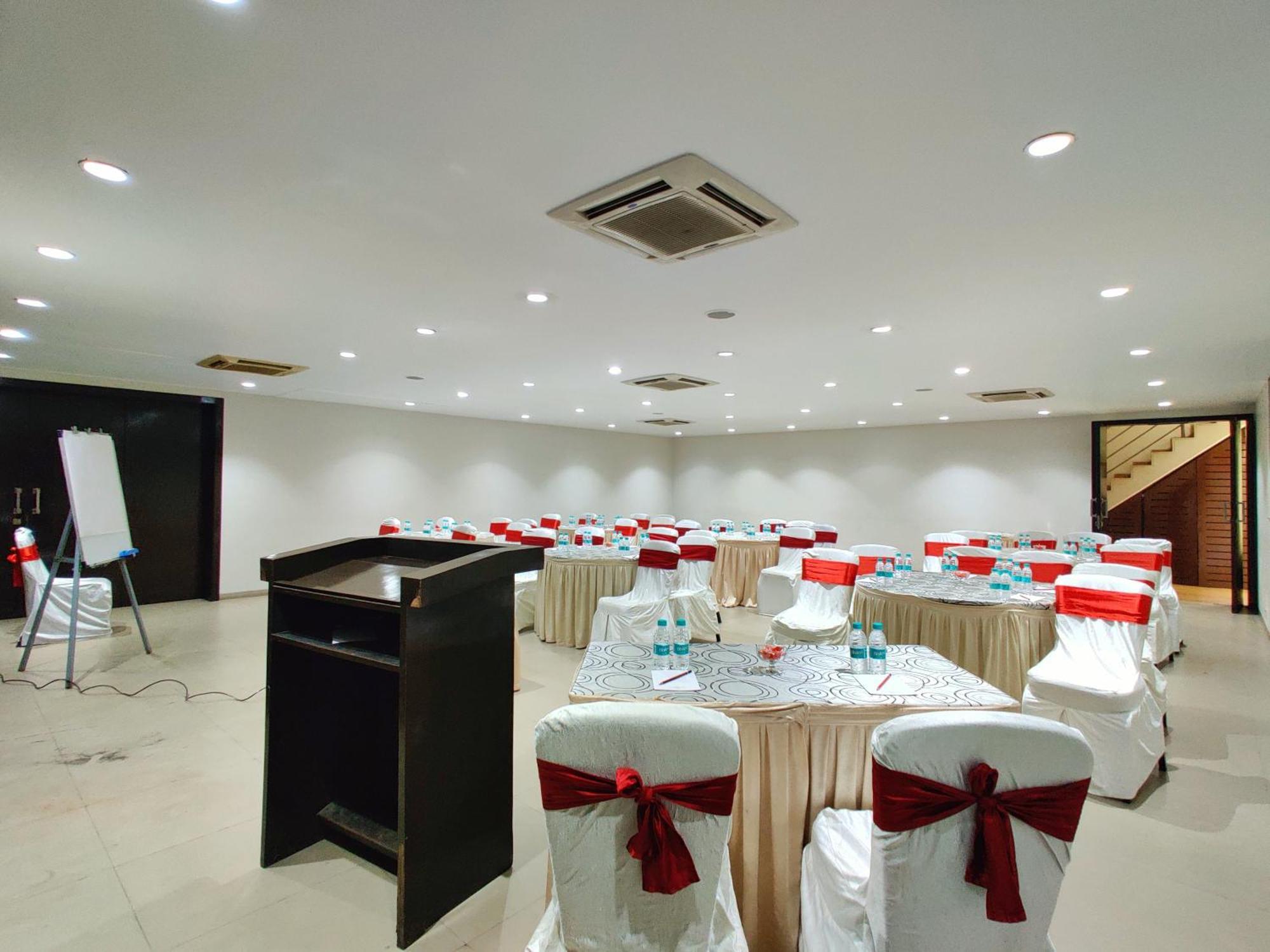 Citrus Hotel Лонавала Екстериор снимка