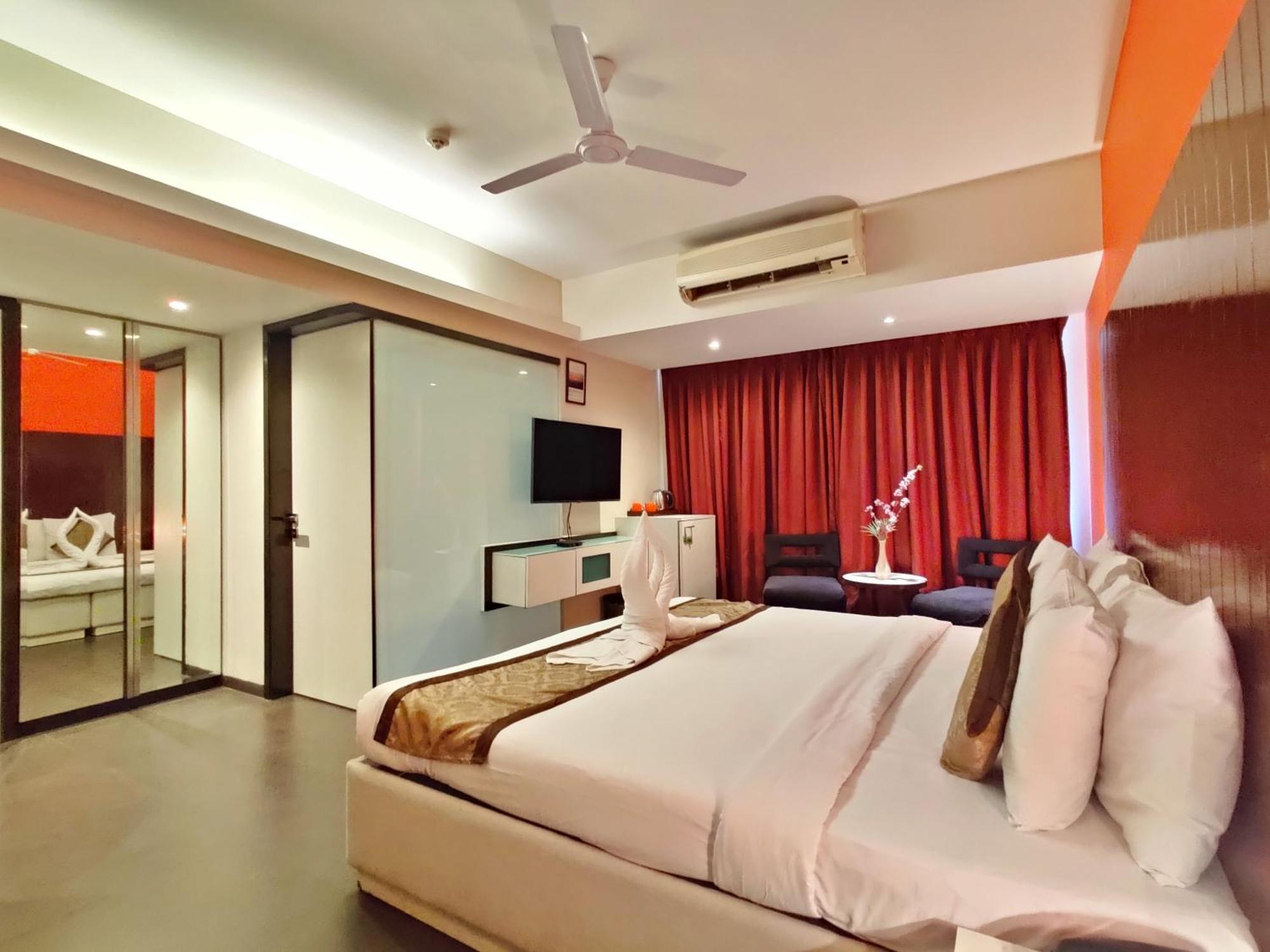Citrus Hotel Лонавала Екстериор снимка